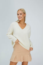 Load image into Gallery viewer, Cashmere | Brushed V-Neck Sweater | Women Brushed Long Sleeve Sweater | Bellemere New York
